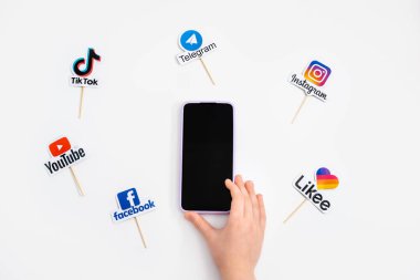 Gençler sosyal medya bağımlılığı, detoks, fomo. Sosyal ağların logoları ve haberciler Facebook, Instagram, YouTube, Telegram ve gençlerin elinde cep telefonu. Kropivnitskiy, Ukrayna, Mayıs 04, 2021