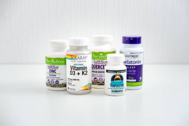 Erken Tedaviyi Önleme İlaçları, COVID-19 İkincil Terapisi. Quercetin, Zinc, Vitamin D3 ve K2, Melatonin Bağışıklık Sistemi destekleyici ilaçlar. Kropivnitskiy, Ukrayna, 29 Haziran 2021