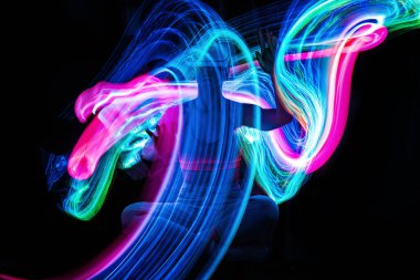 Metaverse dijital Avatar, Metaverse Varlık, dijital teknoloji, siber dünya, sanal gerçeklik, fütürist yaşam tarzı. VR gözlüklü kadın AR artırılmış gerçeklik NFT oyunu oynuyor neon bulanık çizgileri olan