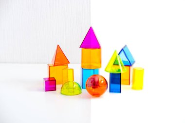 Metaverse, gelecek, dijital teknoloji konsepti. Neon parlak yapıcı bloklar ve beyaz arkaplanda dijital piksel yansıması. Piksel etkisi