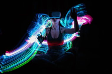 Metaverse dijital Avatar, Metaverse Varlık, dijital teknoloji, siber dünya, sanal gerçeklik, fütürist yaşam tarzı. VR gözlüklü kadın AR artırılmış gerçeklik NFT oyunu oynuyor neon bulanık çizgileri olan