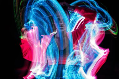 Metaverse dijital Avatar, Metaverse Varlık, dijital teknoloji, siber dünya, sanal gerçeklik, fütürist yaşam tarzı. Artırılmış gerçeklikteki kadın, neon bulanık çizgileri olan NFT oyunu