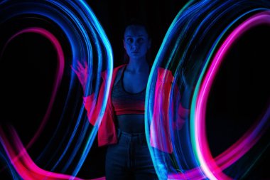 Metaverse dijital Avatar, Metaverse Varlık, dijital teknoloji, siber dünya, sanal gerçeklik, fütürist yaşam tarzı. Artırılmış gerçeklikteki kadın, neon bulanık çizgileri olan NFT oyunu