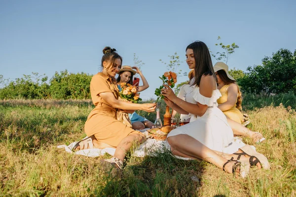 Fête d'été, Rassemblement en plein air avec des amis. Cinq jeunes femmes, Amis au pique-nique dansant et s'amusant pendant les vacances d'été. Groupe d'amies profitant de la fête en plein air sur la nature. — Photo