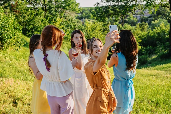 夏天的派对，户外与朋友聚会。五个年轻女人,朋友们在野餐时跳舞,在暑假里玩得很开心.一群女性朋友在户外聚会上欣赏大自然. — 图库照片