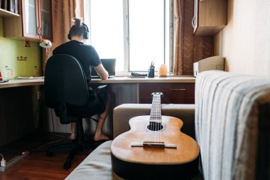 Yeni başlayanlar için gitar dersleri. Gitarı ve evdeki delikanlıyı kapat. Çevrimiçi Gitar Dersleri, en sevdiği hobi, eğlence. Yeni başlayanlar için akustik gitarlar.