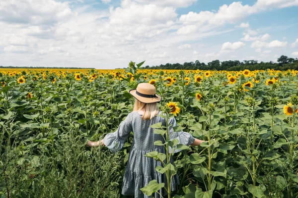 Ukrainian girl young woman on the background of sunflowers field. Ukraine Sunflowers National Symbol and Major Crop. Ukraine Win, Reconstruction plan for Ukraine — Stock Photo, Image