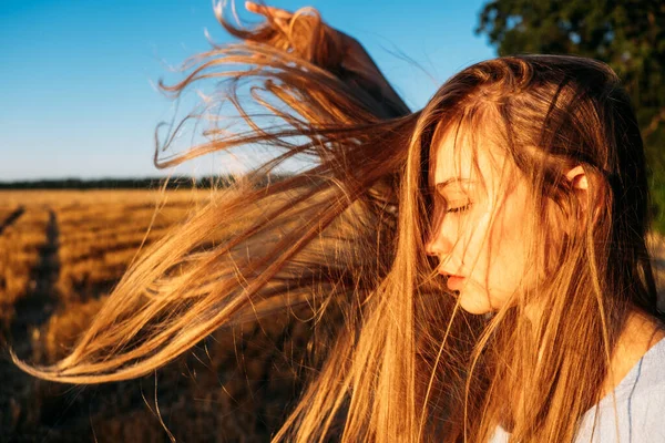 Peaceful woman with long hair in blue linen dress spending time in nature on summer day in sunset. Stress and psychological resilience. Spend Time in Nature to Reduce Stress and Anxiety — Stockfoto