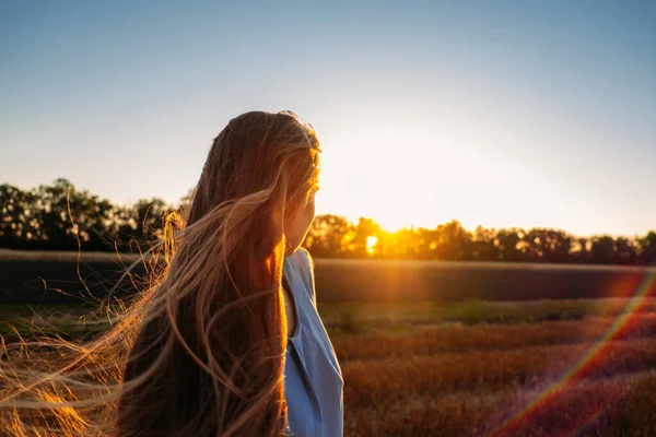 Donna tranquilla con i capelli lunghi in abito di lino blu trascorrere del tempo in natura il giorno d'estate al tramonto. Stress e resilienza psicologica. Trascorrere del tempo in natura per ridurre lo stress e l'ansia — Foto Stock