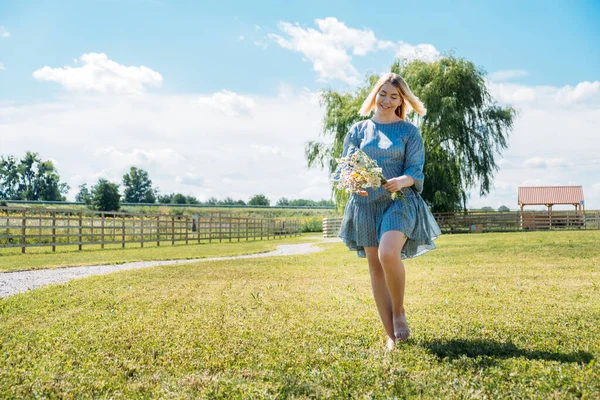 Summer Village 'daki yazlıklar, Tatil Kiralama. Yurtiçi Seyahat, Yerel Seyahat, Yaz Ülke Seyahati. Kır kaçamakları. Hasır şapkalı genç kadın çiftlikte yaz tatilinin tadını çıkarıyor.