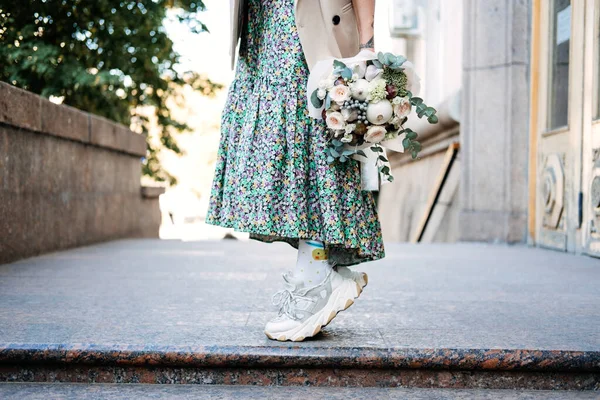 Σύγχρονη μοντέρνα Hipster νύφη σε ανεπίσημο φόρεμα και sneakers με Βρώσιμο Νυφικό Λουλούδι Μπουκέτο. Modern gen z Bride πόδι σε άνετα παπούτσια πάνινα παπούτσια — Φωτογραφία Αρχείου