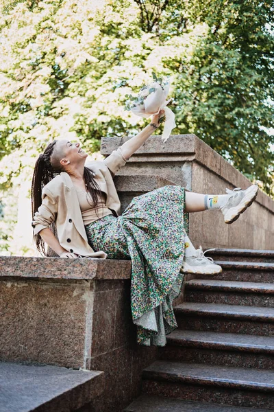 Σύγχρονη μοντέρνα Hipster νύφη σε ανεπίσημο φόρεμα και sneakers με Βρώσιμο Νυφικό Λουλούδι Μπουκέτο. Σύγχρονη νύφη χιλιετή σε άνετα παπούτσια πάνινα παπούτσια — Φωτογραφία Αρχείου