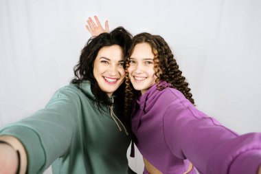 Mutlu anne ve genç kızın portresi birlikte zaman geçiriyor. Genç kız annesine sarılıyor ve birlikte eğleniyor.