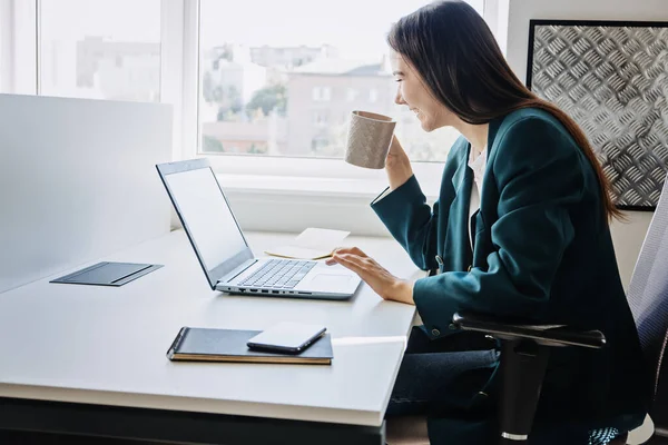 Salud mental en el lugar de trabajo. Empresaria bebiendo café y descansando en la oficina moderna. Buena salud mental en el trabajo y buena gestión — Foto de Stock