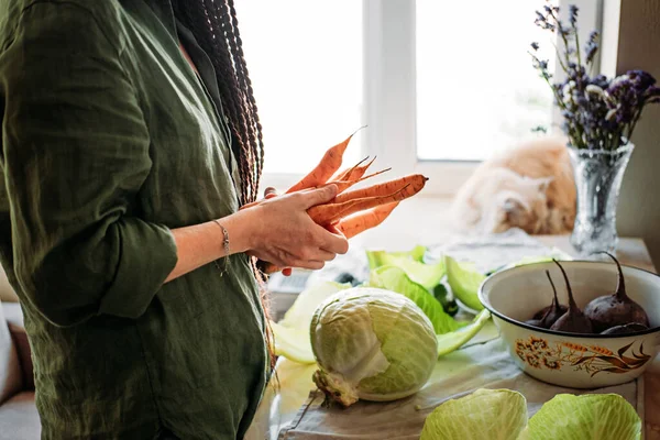 Faceless portrait of vegan woman holding vegetables. Veganism, vegetarianism, plant-based diet — Stockfoto