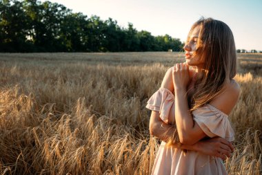 Fiziksel ve zihinsel olarak. Uzun saçlı güzel bir kadın yaz mevsiminde doğanın tadını çıkarıyor..