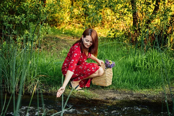 Doğayla bağlantı kurmak zihinsel sağlığa yarar. Doğa terapisi zihinsel sağlığa yardımcı oluyor. Doğa Etkisi Refahı. Kırmızı elbiseli kadın doğanın tadını çıkarıyor. — Stok fotoğraf