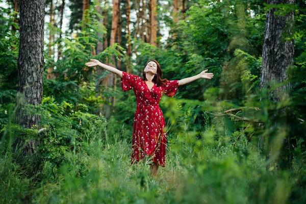 Se connecter avec la nature bénéficie santé mentale. Nature Therapy Ecotherapy Helps Mental Health. Nature Impact Bien-être. Femme en robe rouge profitant de la nature — Photo