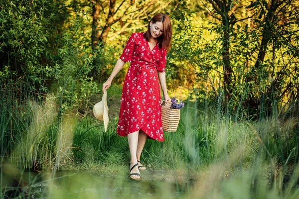 Жінка в червоній сукні насолоджується природою. Природнича терапія, екотерапія, практика перебування в природі, щоб підвищити ріст і зцілення, психічне здоров'я. Зв'язок з природою виграє психічне здоров'я . — стокове фото