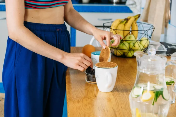 En hälsosam frukost. Våfflor, björnbär, lemonad och frukter på ett köksbord av trä — Stockfoto