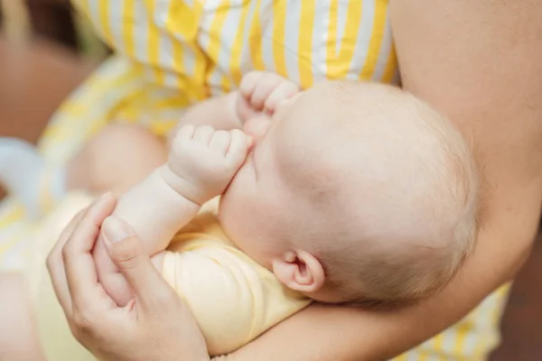 Cuidado Piel Del Bebé Recién Nacido Acercamiento Madre Sosteniendo Bebé — Foto de Stock