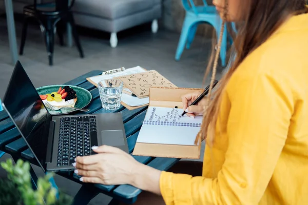 Numeróloga Mujer Trabajando Con Números Bloc Notas Portátil Concepto Números — Foto de Stock