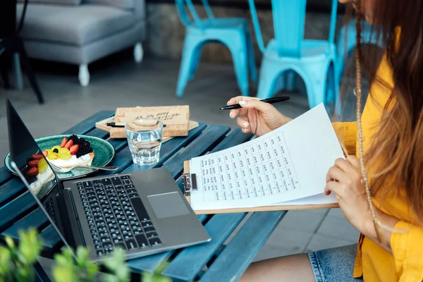 Numeróloga Mujer Trabajando Con Números Bloc Notas Portátil Concepto Números — Foto de Stock