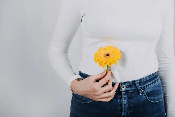 Retrato Sin Rostro Mujer Con Flor Amarilla Mano Sobre Fondo —  Fotos de Stock