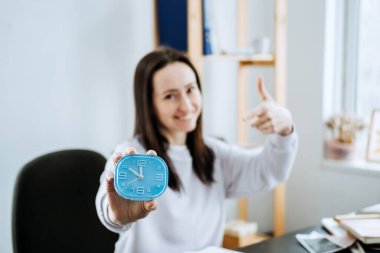 Muhasebeci, iş kadını elinde çalar saati tutuyor ve saati gösteriyor. Son teslim tarihi Muhasebe, son teslim tarihi, son dakika müşterileri