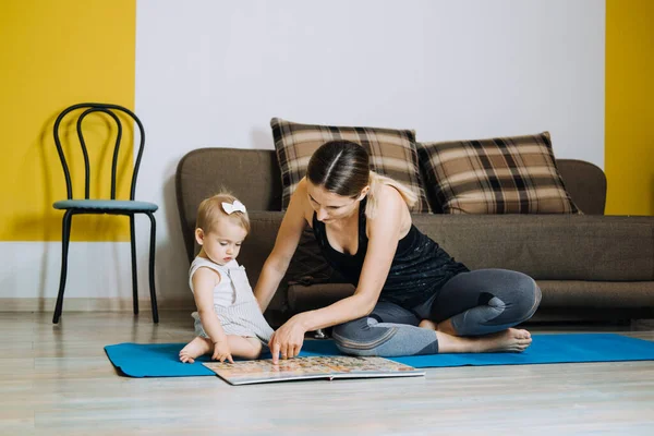 Lernen Aktivitäten Für Kleinkinder Baby Mutter Liest Buch Mit Süßer — Stockfoto