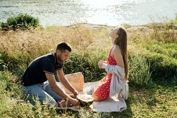 Romantické Nápady Piknik Mladý Pár Zamilovaný Letním Pikniku Melounem Milující — Stock fotografie