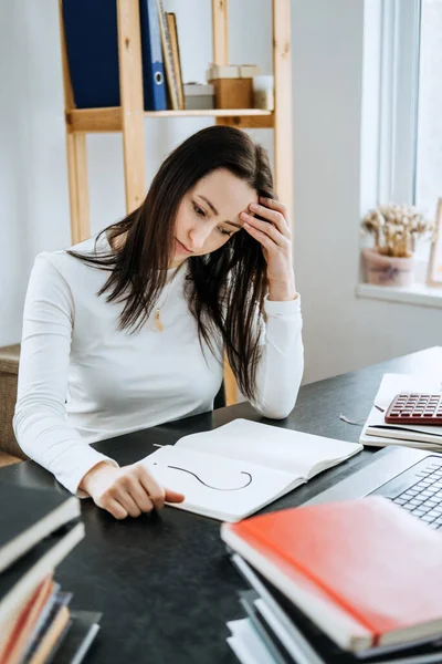 Boekhoudkundige Vragen Antwoorden Hoe Lossen Boekhoudkundige Problemen Vrouwelijke Accountant Zoek — Stockfoto