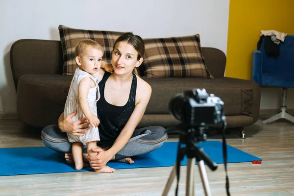 Mutter Bloggerin Nimmt Video Mit Ihrer Kleinen Tochter Hause Auf — Stockfoto