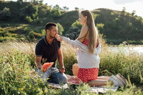 Ideas Románticas Para Una Cita Picnic Pareja Joven Enamorada Picnic —  Fotos de Stock