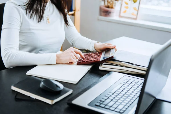 Definición Saldo Cuenta Contadora Femenina Trabajando Con Laptop Calculadora Oficina — Foto de Stock
