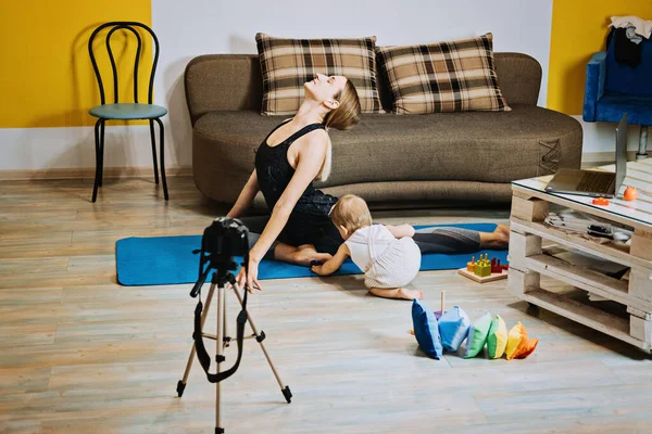 Personal Trainer Side Hustle Junge Mutter Fitnesstrainerin Persönliche Trainerin Nimmt — Stockfoto