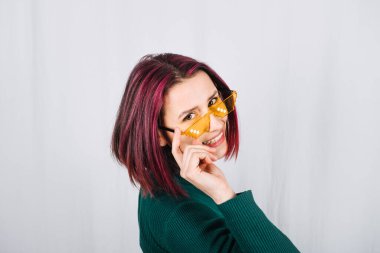 Stüdyo portresi, parlak kırmızı saçlı kadın. Renkli saç boyası. Saçına zarar vermeden yoğun bir renk.