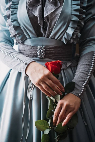 1800 'lü yılların başında mavi elbiseli güzel bir kadın. Eski iç kısımlarda Edwardian Viktorya dönemi elbisesi. Tarihi elbiseler, eski kıyafetler, güzel retro elbise rekonstrüksiyonu..