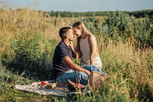 Ideas Creativas Fecha Verano Picnic Romántico Pareja Joven Enamorada Picnic —  Fotos de Stock