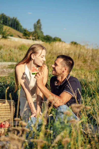Kreative Sommertermin Ideen Romantisches Picknick Junges Verliebtes Paar Beim Sommerlichen — Stockfoto