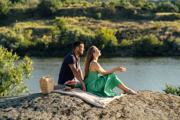 Vacaciones Baratas Para Parejas Destinos Baratos Luna Miel Candid Pareja —  Fotos de Stock