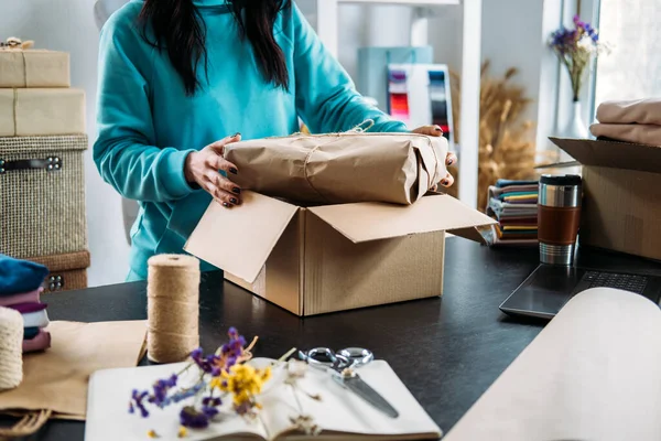 Küçük işletme sahibi, kadın kargo kutusu, satın alma emri, ofiste çalışma. Düşürme işçisi müşteriye göndermeden önce doğrulama için siparişi kontrol ediyor