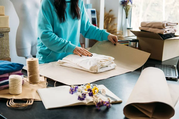 Kleine Ondernemer Vrouw Verpakt Goederen Eco Verpakking Het Kantoor Winkel — Stockfoto