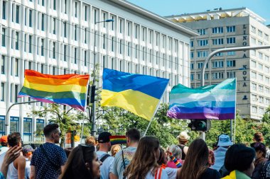 Varşova 'da Polonya, Ukrayna LGBT geçit törenleri. Polonyalı ve Ukraynalı aktivistler LGBTQ hakları için yürüdüler. Kiev Pride. Varşova, Polonya, 25 Haziran 2022.