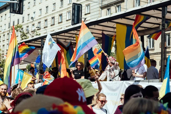乌克兰Lgbt游行在华沙 波兰和乌克兰的积极分子为Lgbtq的权利而游行 基辅骄傲号 2022年6月25日 波兰华沙 — 图库照片
