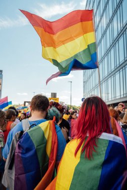 LGBT geçit töreni, Varşova 'da gurur ayı. Polonyalı ve Ukraynalı aktivistler LGBTQ hakları, Eşitlik Yürüyüşü için yürüdüler. Varşova, Polonya, 25 Haziran 2022.