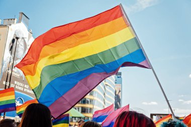 LGBT geçit töreni, Varşova 'da gurur ayı. Polonyalı ve Ukraynalı aktivistler LGBTQ hakları, Eşitlik Yürüyüşü için yürüdüler. Varşova, Polonya, 25 Haziran 2022.
