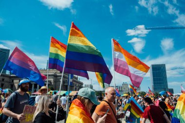 LGBT geçit töreni, Varşova 'da gurur ayı. Polonyalı ve Ukraynalı aktivistler LGBTQ hakları, Eşitlik Yürüyüşü için yürüdüler. Varşova, Polonya, 25 Haziran 2022.