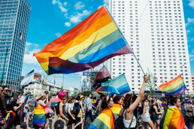 LGBT geçit töreni, Varşova 'da gurur ayı. Polonyalı ve Ukraynalı aktivistler LGBTQ hakları, Eşitlik Yürüyüşü için yürüdüler. Varşova, Polonya, 25 Haziran 2022.
