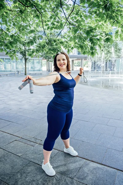 Pewność Size Krzywa Szczęśliwa Młoda Kobieta Robi Ćwiczenia Skakanką Świeżym — Zdjęcie stockowe